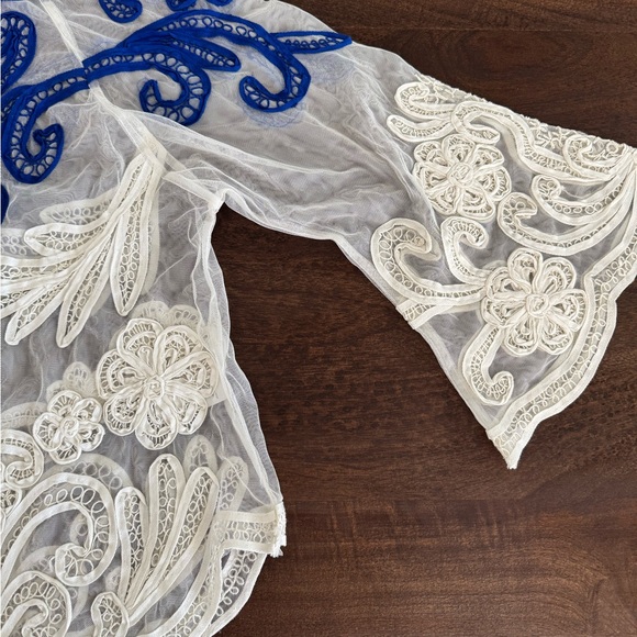 VENUS Blue and White Lace Blouse - Picture 2 of 7